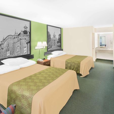 Hotel Super 8 By Wyndham Mobile Exterior foto